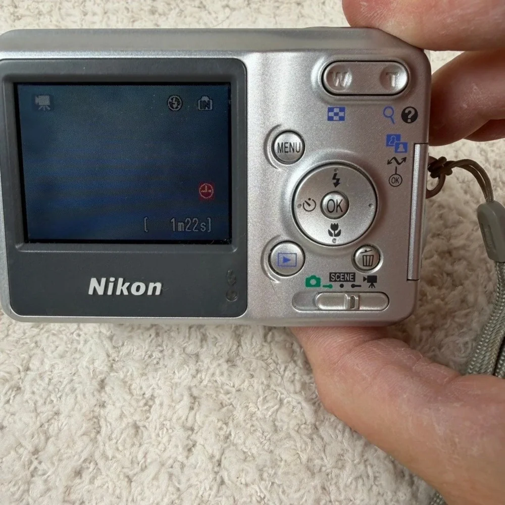 Nikon Coolpix L3 Silver 5.1MP 3x Optical Zoom Vintage Digital Camera Y2K READ